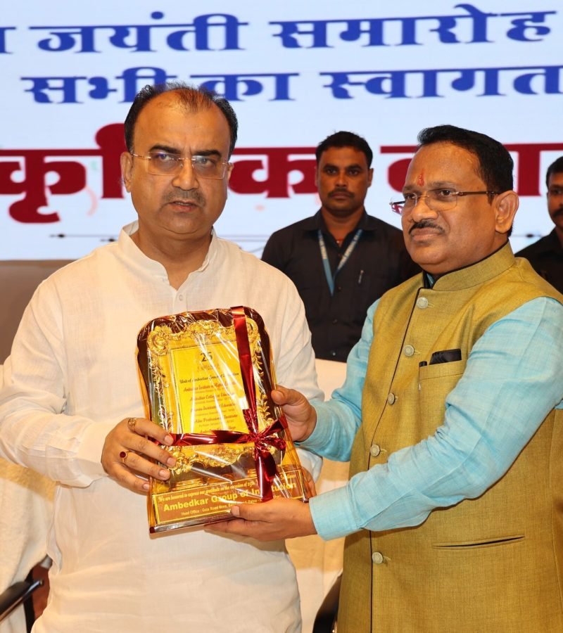 Mangal-Pandey-with-AGI-Chairman-scaled